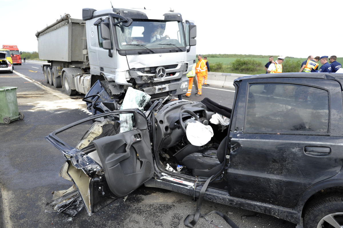Összeroncsolódott személyautó és kamion az M2-es autóúton, Dunakeszi térségében 2019. május 2-án.
