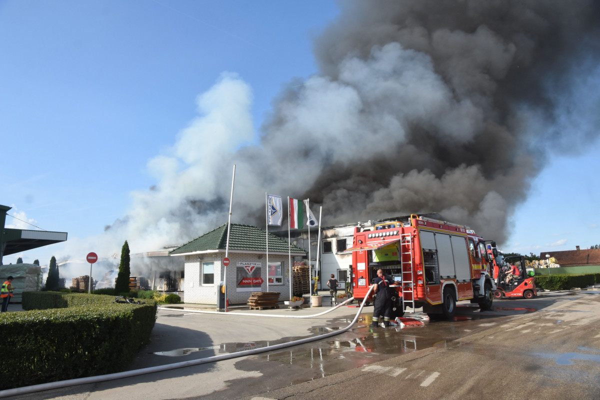 Tűzoltók a jászladányi gumi- és műanyaggyártó üzemnél, ahol kigyulladt egy 1800 négyzetméteres üzemcsarnok 2019. május 25-én.