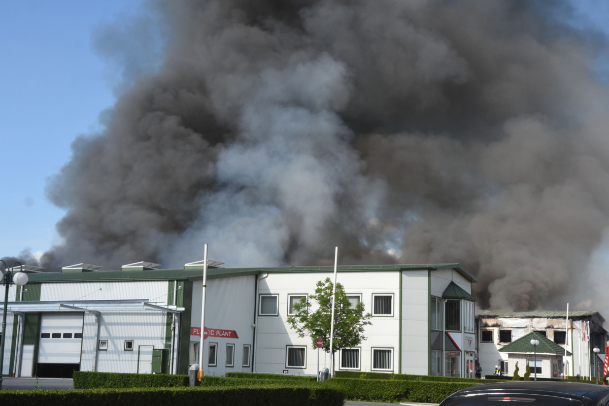 Füstben a jászladányi gumi- és műanyaggyártó üzem, ahol kigyulladt egy 1800 négyzetméteres üzemcsarnok 2019. május 25-én.