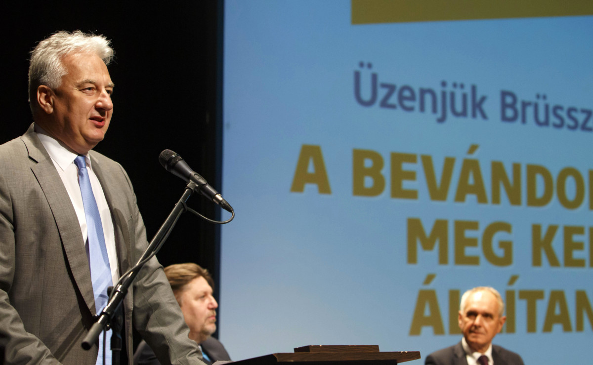 Semjén Zsolt nemzetpolitikáért, egyházügyekért és nemzetiségekért felelős miniszterelnök-helyettes (b) beszél a kaposvári lakossági fórumán a Szivárvány Kultúrpalotában 2019. május 16-án.