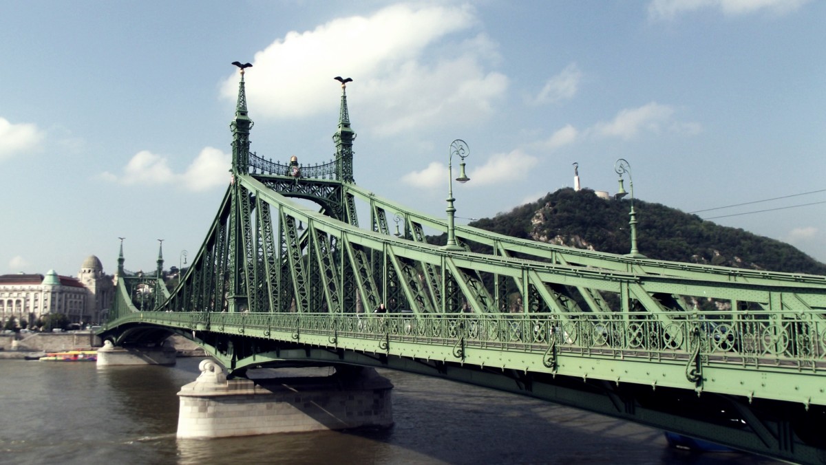 Fiatal lány zuhant a Dunába a Szabadság hídról