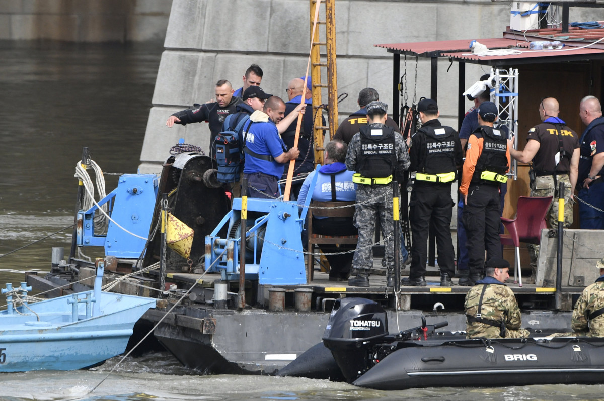 Merüléshez készül egy búvár (b) egy úszó-pontonon a Dunán, a balesetben elsüllyedt Hableány turistahajó közelében 2019. június 4-én.