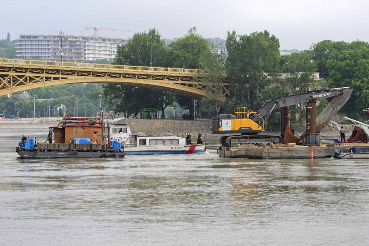 Kotrógép egy hajón a hajóbalesetben elsüllyedt Hableány turistahajó közelében a Margit hídnál a Margit hídnál 2019. június 6-án.