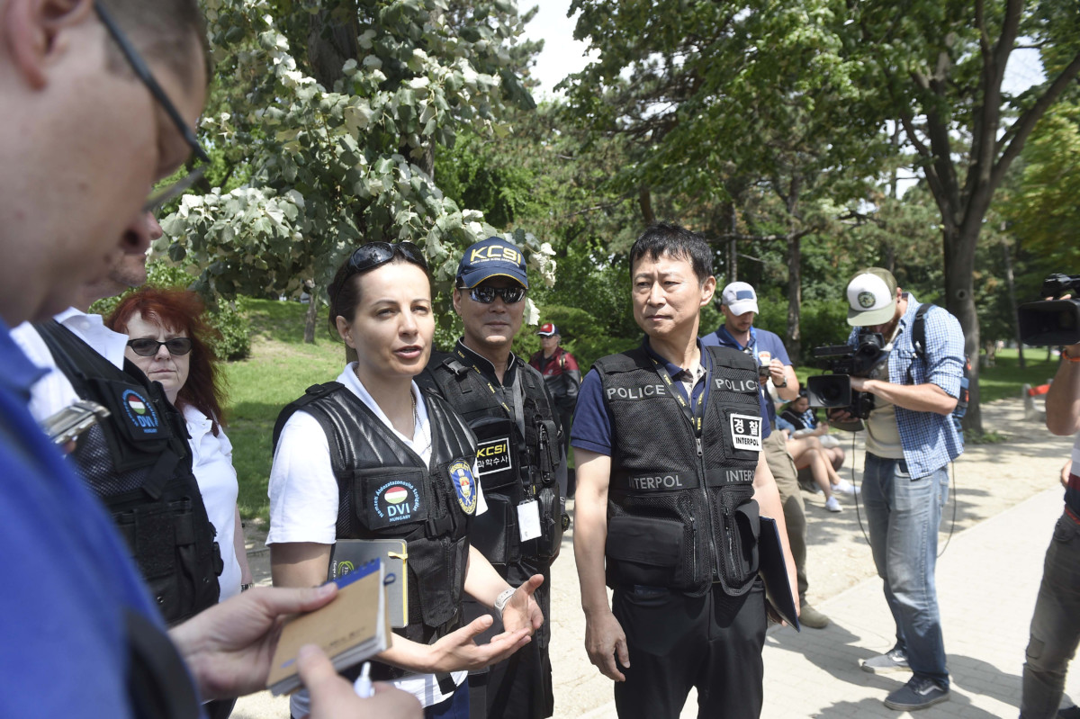 Kreitz Zsuzsanna, a Készenléti Rendőrség bűnügyi technikai főosztályának vezetője (b4) beszél, mögötte Keller Éva, a Semmelweis Egyetem Igazságügyi és Biztosítás-orvostani Intézetének vezetője, mellette Kim Bjung Ho, a helyszínen dolgozó áldozatazonosító (DVI) csoport dél-koreai vezetője, az Interpol dél-koreai irodájának vezetője (elöl, j) a dunai hajóbaleset áldozatainak azonosításával kapcsolatban tartott sajtótájékoztatón a Margitszigeten, a Terrorelhárítási Központ mobil műveletirányítási központja közelében 2019. június 6-án.