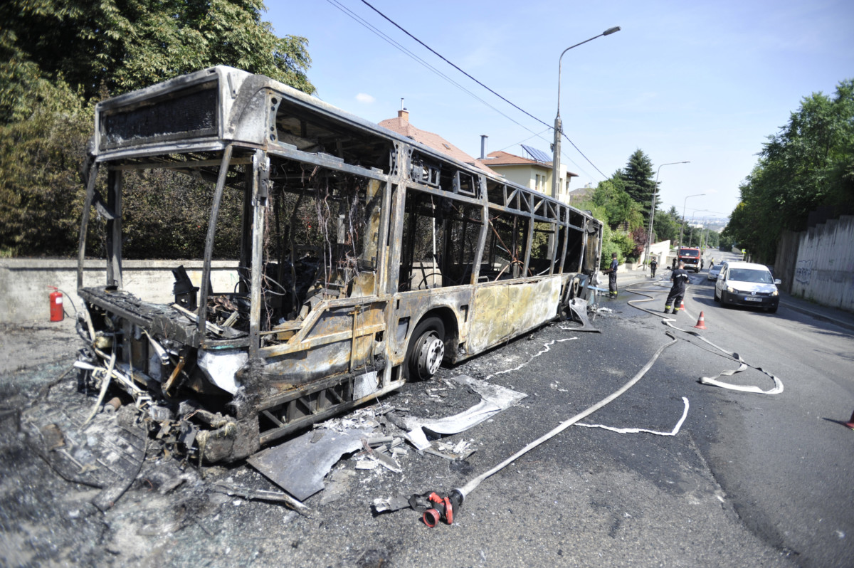 A BKV kiégett 137-es autóbusza a III. kerületben 2019. június 26-án. Személyi sérülés nem történt.