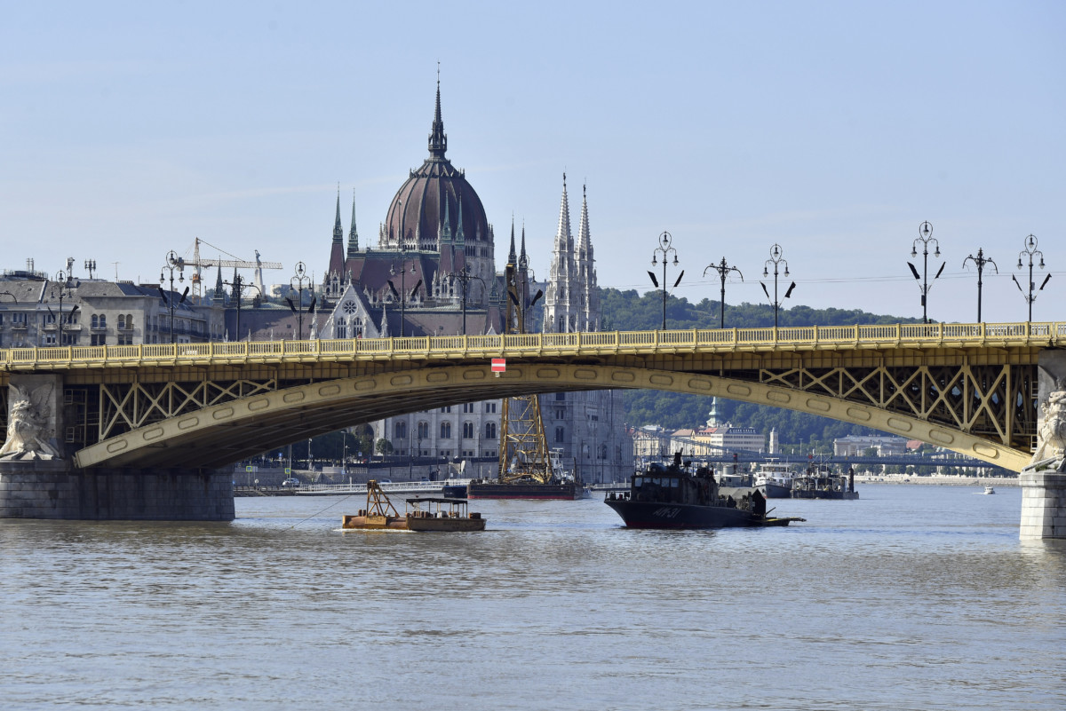 A hajóbalesetben elsüllyedt Hableány turistahajó kiemelésének munkálatait segítő Dunaújváros elnevezésű aknamentesítő hajó a Margit hídnál 2019. június 2-án.