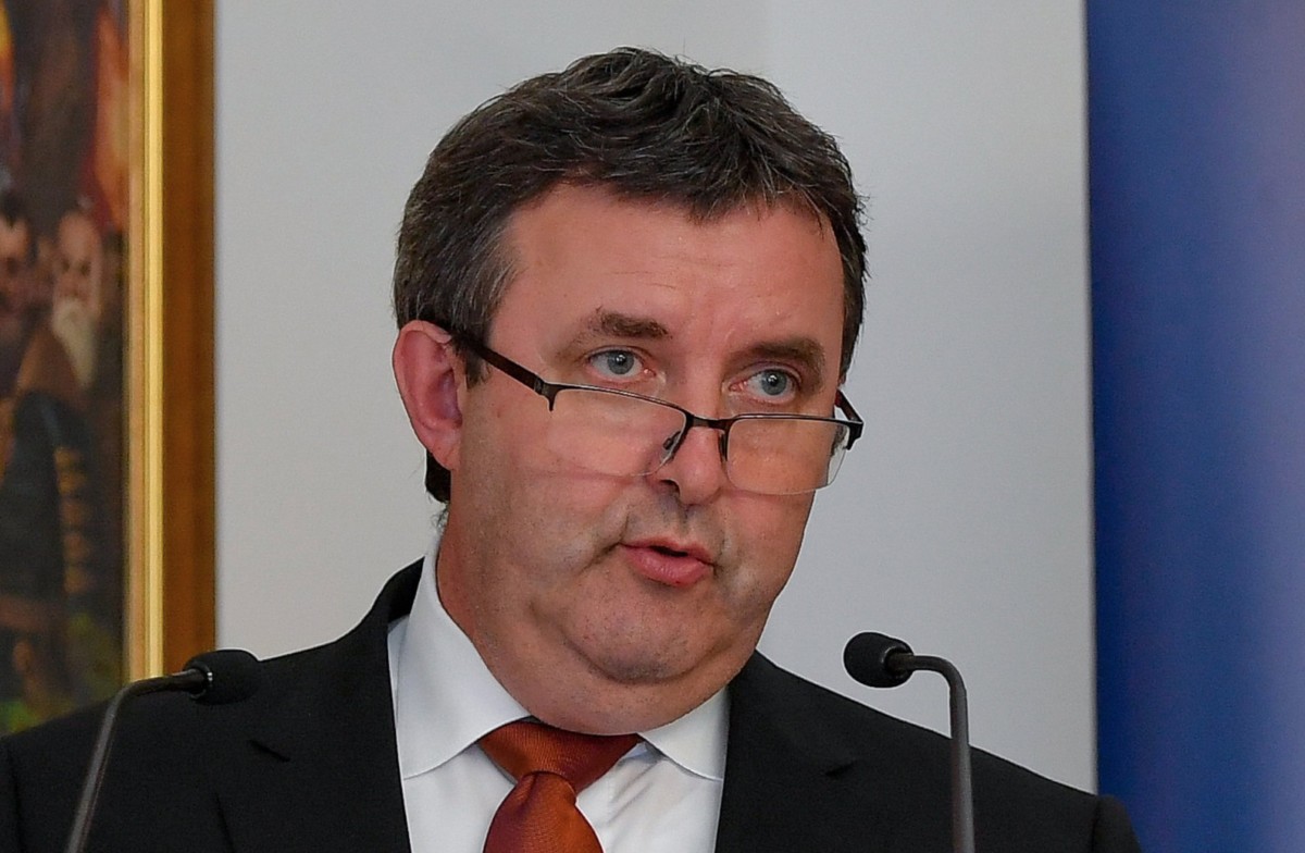 Palkovics László innovációs és technológiai miniszter beszél a régió innovációs és oktatásfejlesztéséről tartott sajtótájékoztatón a debreceni városházán 2019. június 14-én.