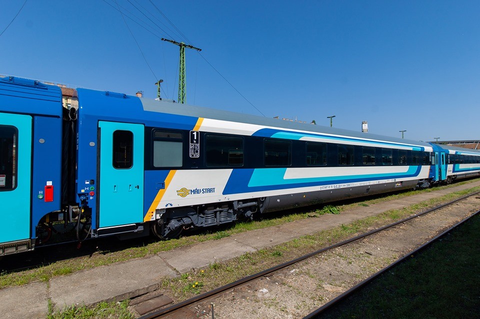Ismét lerohadt a Budapest-Győr-Hegyeshalom vonal, ezúttal felsővezeték-szakadás miatt késnek a vonatok