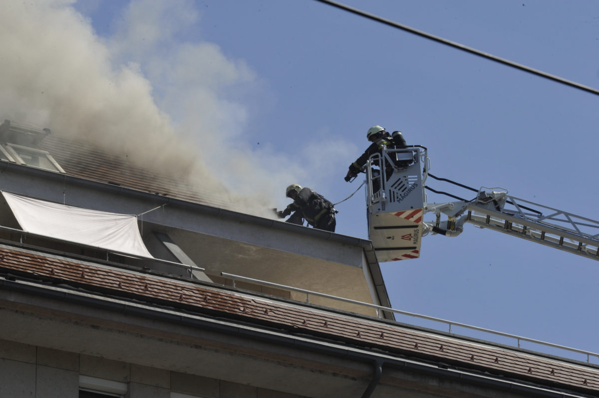 Tűzoltók a Soroksári úton, ahol tűz ütött ki egy hétemeletes lakóépület tetején 2019. augusztus 19-én.