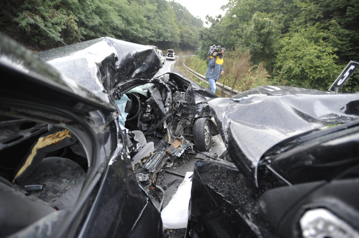 Összetört autók, miután összeütköztek a 2-es főút Váchoz közeli szakaszán 2019. szeptember 7-én.