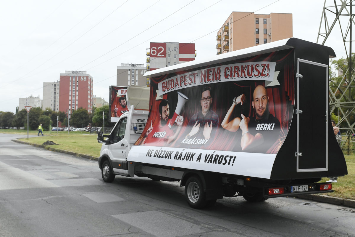 A Fidelitas Karácsony Gergely, Puzsér Róbert és Berki Krisztián főpolgármester-jelölteket ábrázoló, Budapest nem cirkusz! Ne bízzuk rájuk a várost! feliratú plakátja egy teherautón 2019. szeptember 3-án.