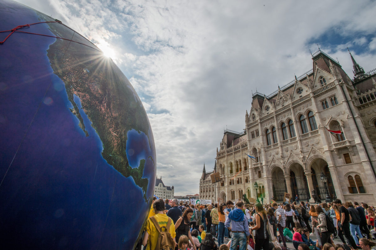A harmadik globális klímasztrájkhoz kapcsolódó budapesti tüntetés résztvevői az Országház előtti Kossuth Lajos téren 2019. szeptember 27-én. A tüntetést a Fridays For Future Magyarország mozgalom szervezte.