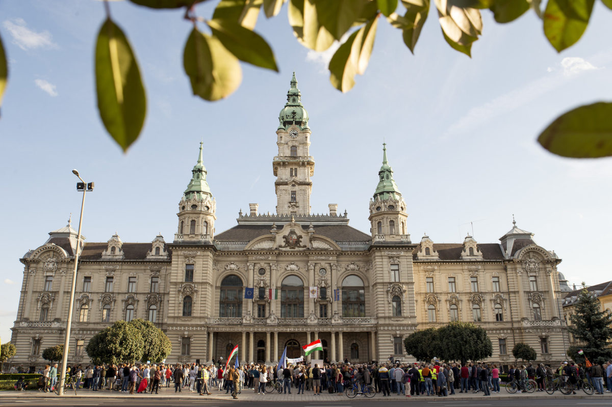 Résztvevők a Viszlát, Borkai! címmel tartott tüntetésen a győri városháza előtt 2019. október 19-én.