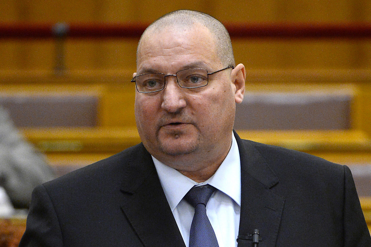 Németh Szilárd, a Honvédelmi Minisztérium parlamenti államtitkára előterjesztőként felszólal az egyes törvények honvédelmi kérdésekkel összefüggő módosításáról szóló vitában az Országgyűlés plenáris ülésén 2019. november 19-én.