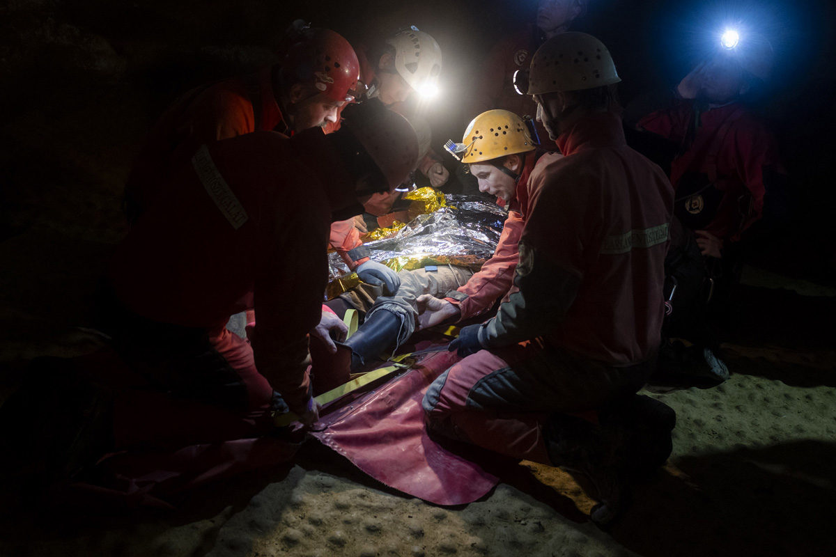 A Magyar Barlangi Mentőszolgálat (BMSZ) által közreadott képen egy sérült nőt mentenek ki a mentőszolgálat szakemberei a Mátyás-hegyi-barlangból 2019. december 10-én este.