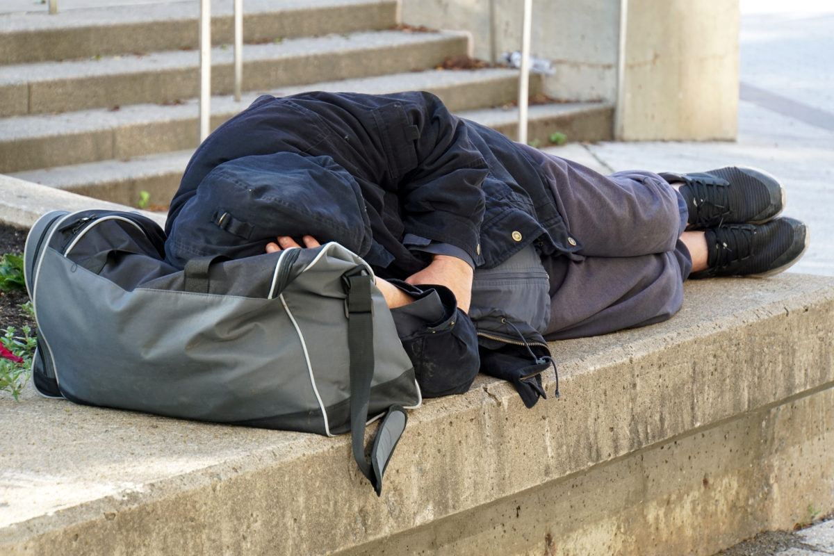 Kiküldték a budai bevásárlóközpontból: kihűlve találtak rá egy férfira a járókelők