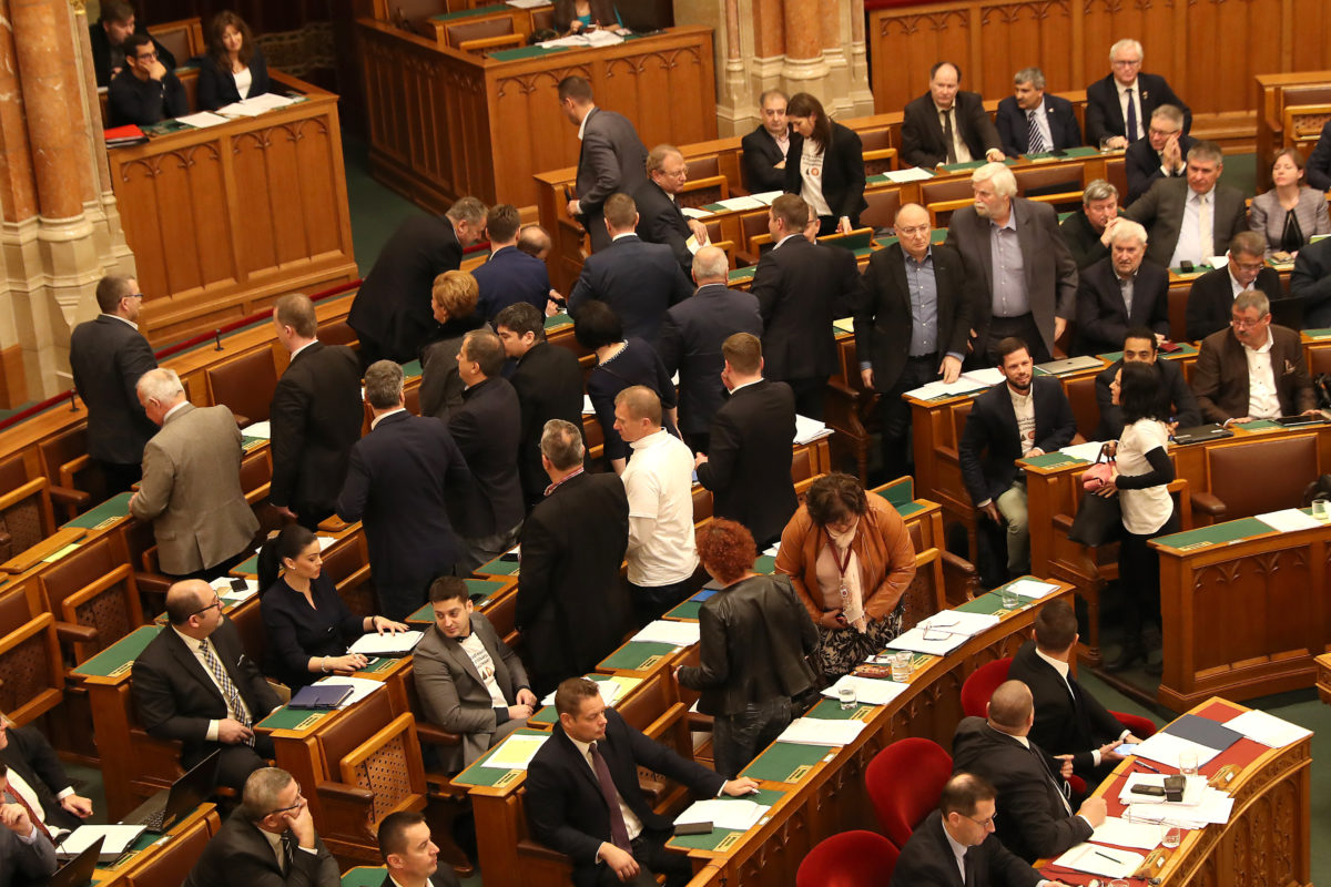 Az MSZP és a DK képviselői kivonulnak az ülésteremből az Országgyűlés működését és a képviselők jogállását érintő egyes törvények módosításáról szóló szavazás után az Országgyűlés plenáris ülésén 2019. december 10-én. A jövőben szigorúbban büntethetők a Ház rendjét megsértő képviselők.