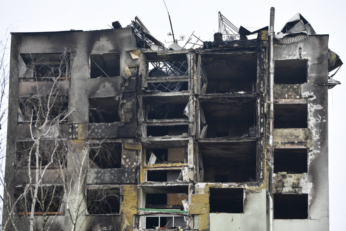 A december 6-ai gázrobbanásban megrongálódott panelház a szlovákiai Eperjesen 2019. december 12-én.