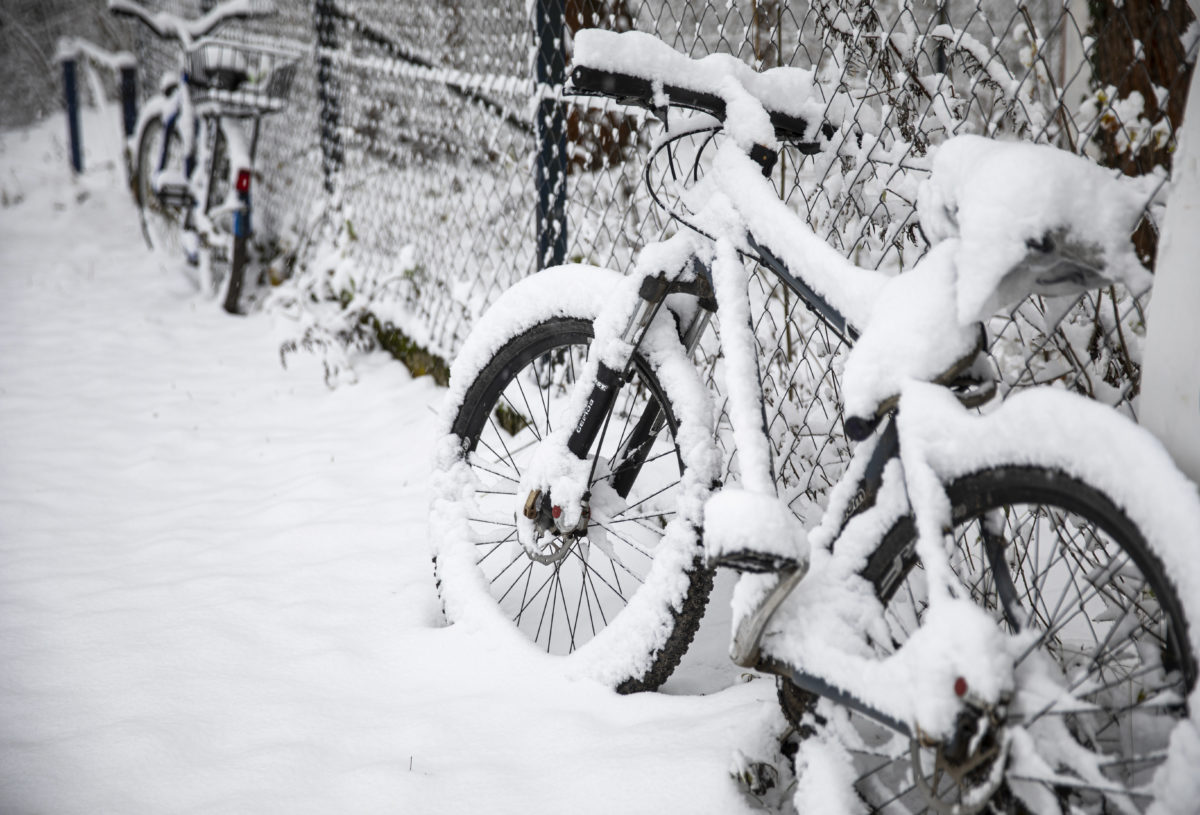 Behavazott kerékpárok Szigetmonostoron 2019. december 2-án.