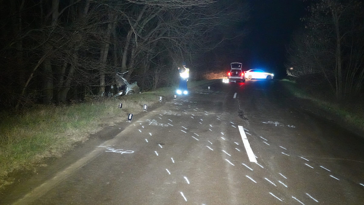 Rendőrségi helyszínelés a Jász-Nagykun-Szolnok megyei Nagyrév közelében, ahol meghalt egy személygépkocsi vezetője, miután járművével letért az útról, majd fának csapódott 2019. december 18-án.
