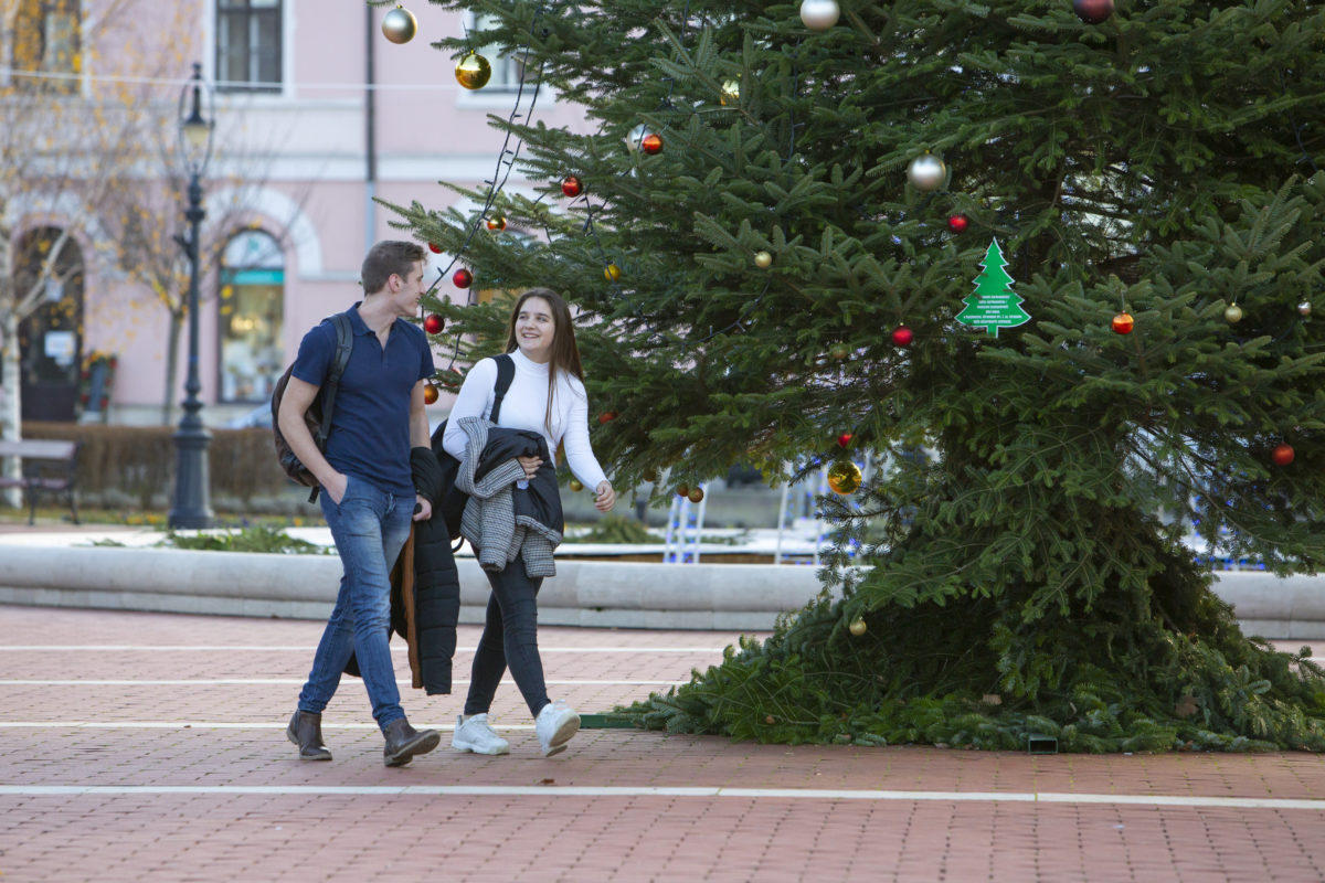 Fiatalok sétálnak Nagykanizsán az Erzsébet téren a 18 fokos melegben 2019. december 18-án. Szokatlanul enyhe az időjárás kontinensünk nagy részén. Magyarországon 19-én a legmagasabb nappali hőmérséklet többnyire 8 és 16 fok között várható.