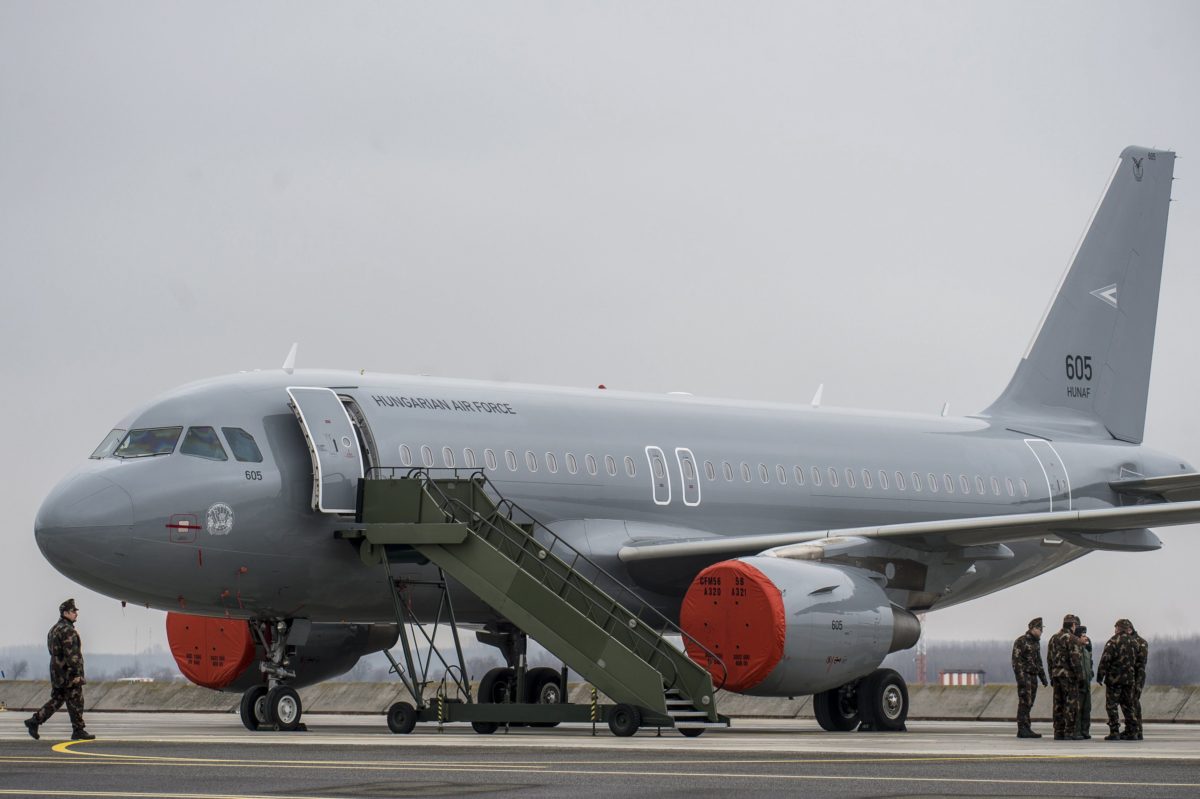 A Magyar Honvédség Csehországból érkezett és a sajtóbemutatóra kiállított két darab, többcélú, használt Airbus A319-es csapatszállító katonai repülőgépeinek egyike Kecskeméten az MH 59. Szentgyörgyi Dezső Repülőbázison 2018. február 2-án.