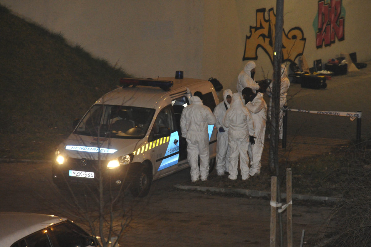 Bűnügyi helyszínelők Budapesten, a XIII. kerületi Népfürdő utcában, ahol egy irodaház előtt női holttestet találtak 2019. január 14-én.