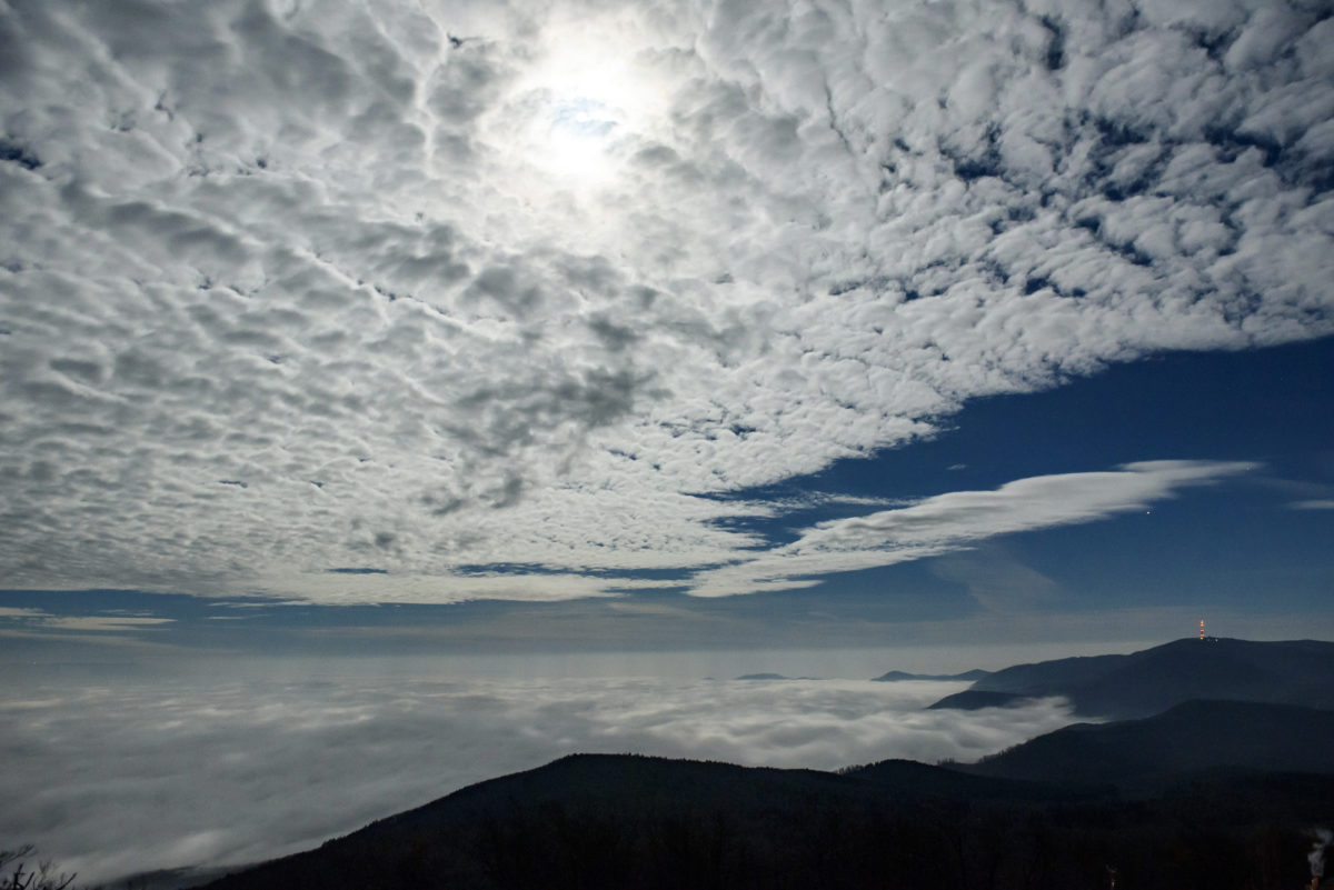 Talaj menti köd és felhők, a háttérben pedig a Kékestető látszik Galyatetőről fotózva 2020. január 10-én.