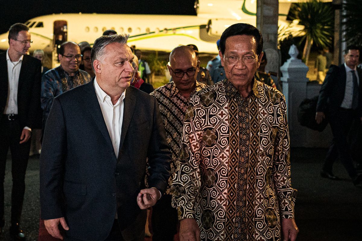 Orbán Viktor miniszterelnököt (k) fogadja X. Hamengkubuwono szultán, a Yogyakartai Különleges Terület kormányzója (j) az indonéziai Yogyakarta repülőterén 2020. január 22-én.