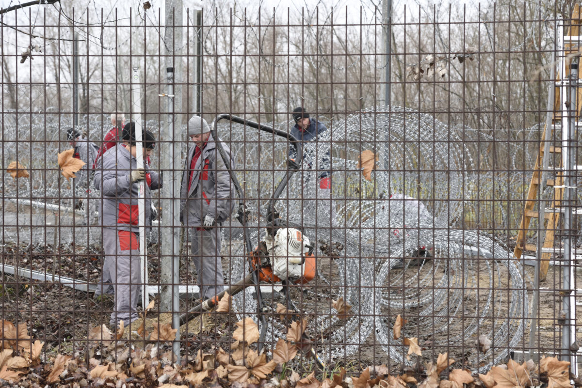 A BV Holding Kft. munkatársai kerítést építenek a drótakadály helyett 2020. január 28-án a röszkei közúti határátkelőhely mellett, a szerb-magyar határ azon szakaszán, ahol erre korábban egy távközlési kábel miatt nem volt lehetőség.