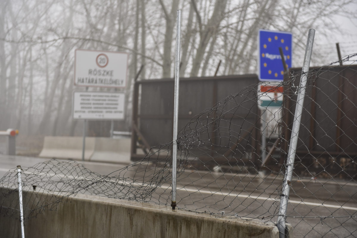 Megrongált kerítés a Horgos és Röszke közötti határátkelőnél, a szerb-magyar határon 2020. január 28-án.