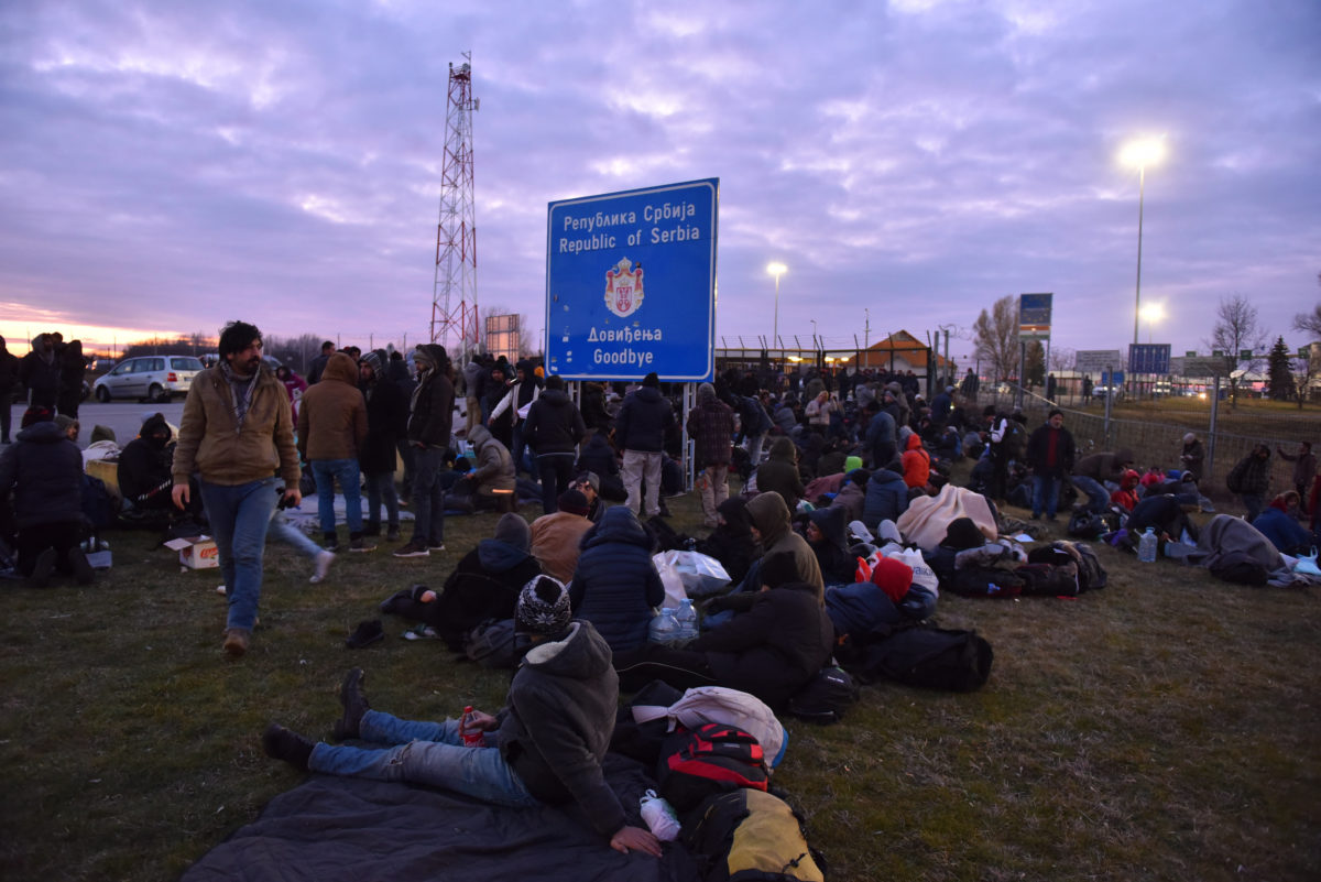 A Szerbiából, a vajdasági Szabadkáról indult migránsmenet tagjai a Kelebia-Tompa határátkelő szerbiai oldalán 2020. február 6-án.