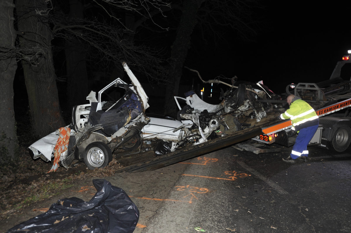 Ütközésben darabokra szakadt személygépkocsi roncsa Monorierdő belterületén, a 4-es főút 41-es kilométerénél 2020. február 17-én. Az autó egy fának csapódott, a vezetője a helyszínen meghalt.