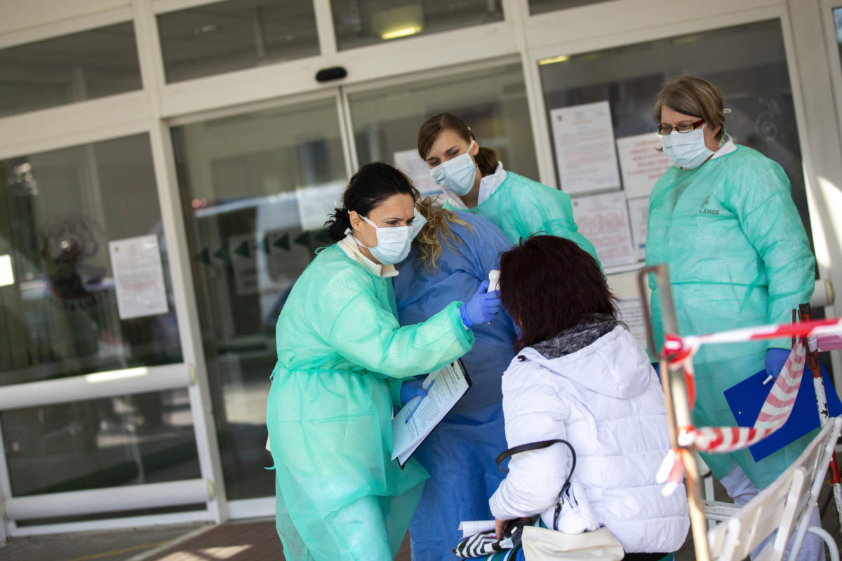 Vizsgálatra érkező nő testhőmérsékletét mérik Nagykanizsán, a Kanizsai Dorottya Kórház előtt 2020. március 20-án.