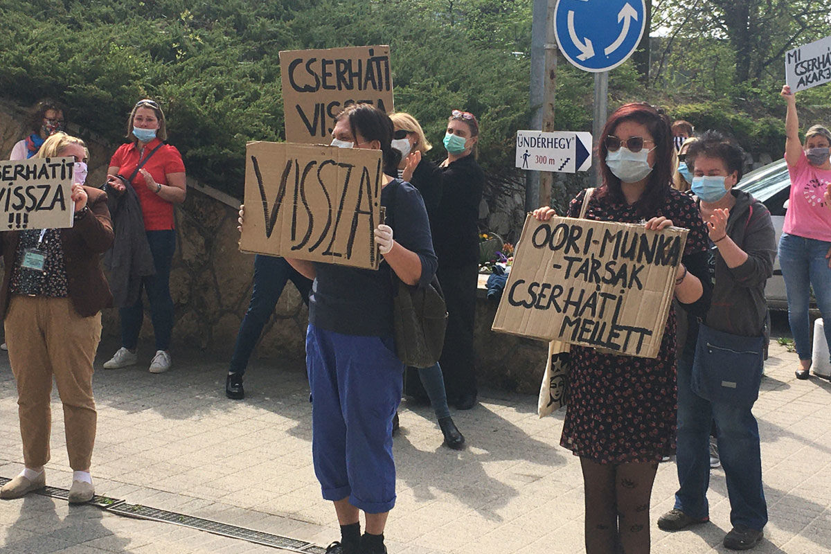 Orvosok és ápolók tüntetnek az Országos Orvosi Rehabilitációs Intézet igazgatójának felmentése miatt Budakeszin 2020. április 13-án.