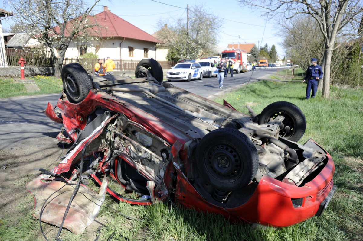 Ütközésben összetört személygépkocsi a Nógrád megyei Galgagután 2020. április 17-én.