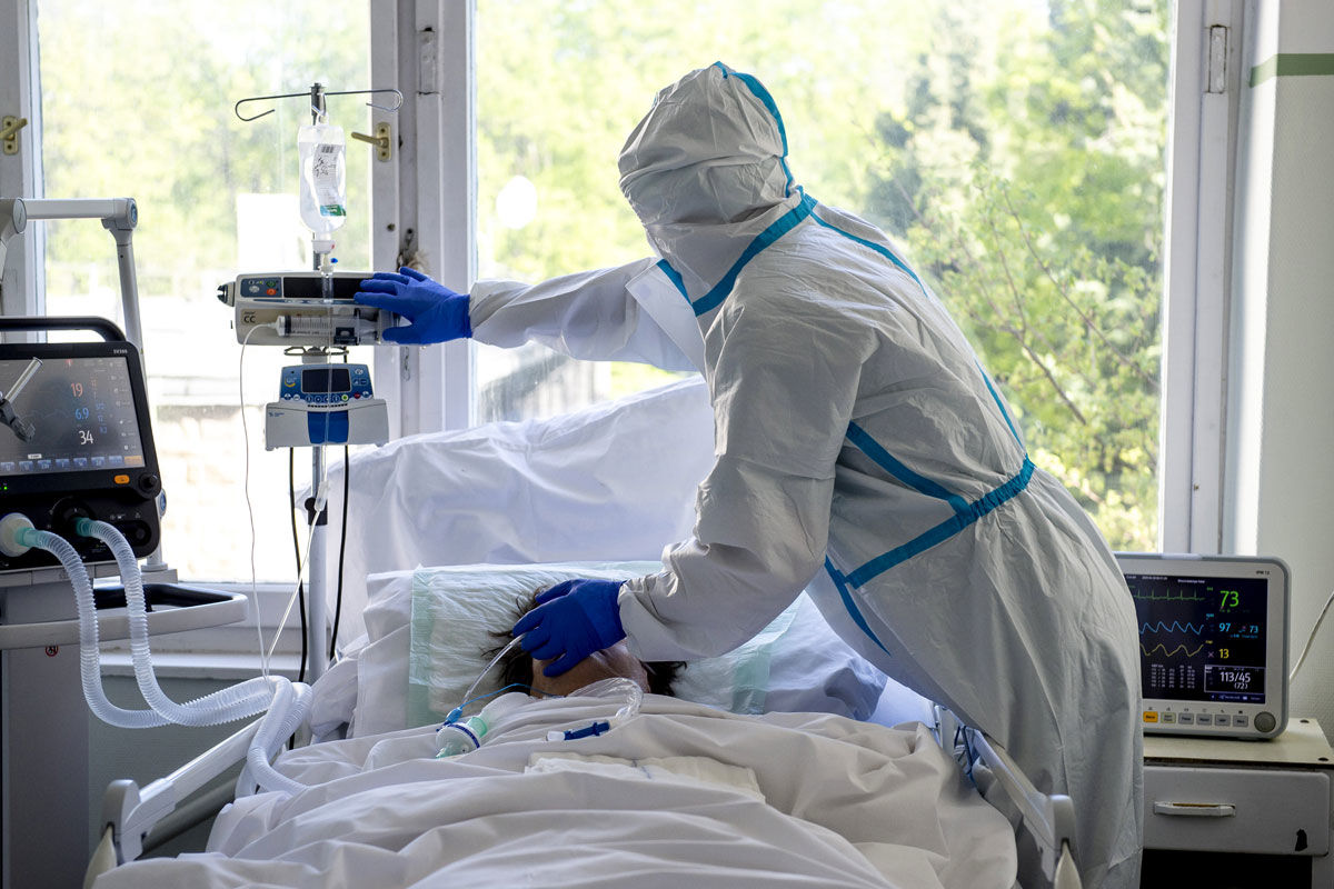 Koronavírussal fertőzött, lélegeztető gépre kötött beteget lát el egy védőfelszerelést viselő orvos az Országos Korányi Pulmonológiai Intézetben kialakított izolációs teremben 2020. április 21-én.
