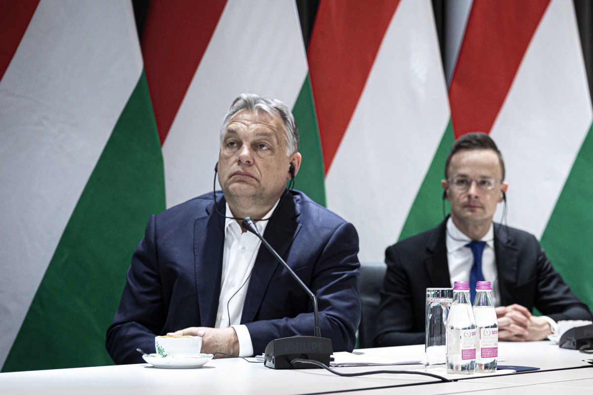 Orbán Viktor kormányfő és Szijjártó Péter külgazdasági és külügyminiszter (j) részt vesz a Türk Tanács tagállamai vezetőinek a koronavírus-világjárvány elleni közös védekezésről tartott videokonferenciáján 2020. április 10-én.