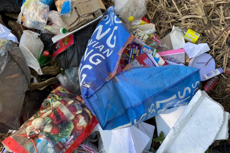 Beszórta Pápa polgármestere egy helybeli udvarára annak szemetét