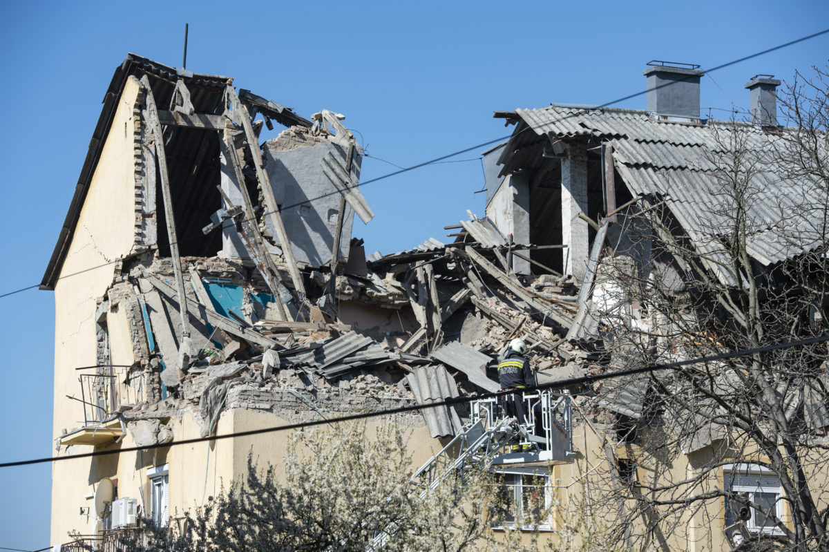 Háromszintes társasház robbanás következtében összedőlt felső emelete a Heves megyei Petőfibányán, a Liszt Ferenc utcában 2020. április 7-én.