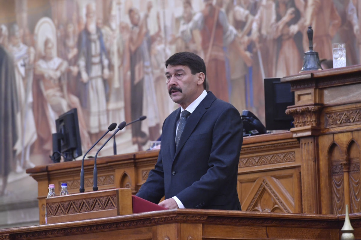 Áder János köztársasági elnök beszédet mond az Országgyűlés ünnepi ülésén 2020. május 2-án.