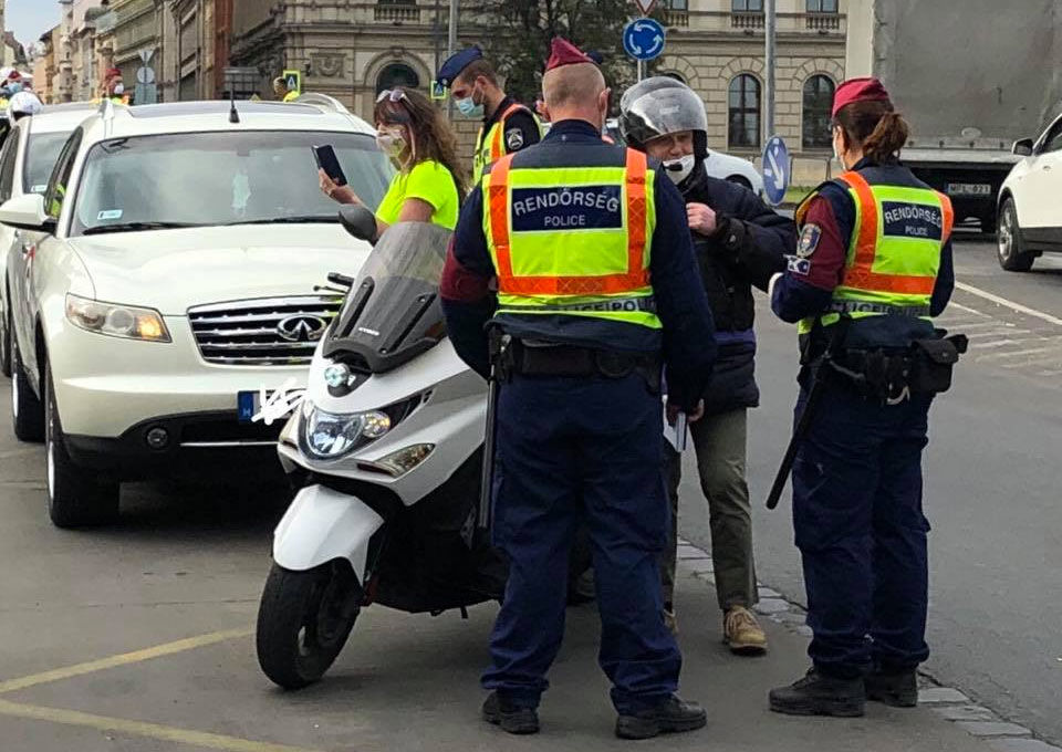 Ismét lesz „dudálós tüntetés”, Hadházyék most fakanállal, repedt fazékkal szívatnák a rendőröket