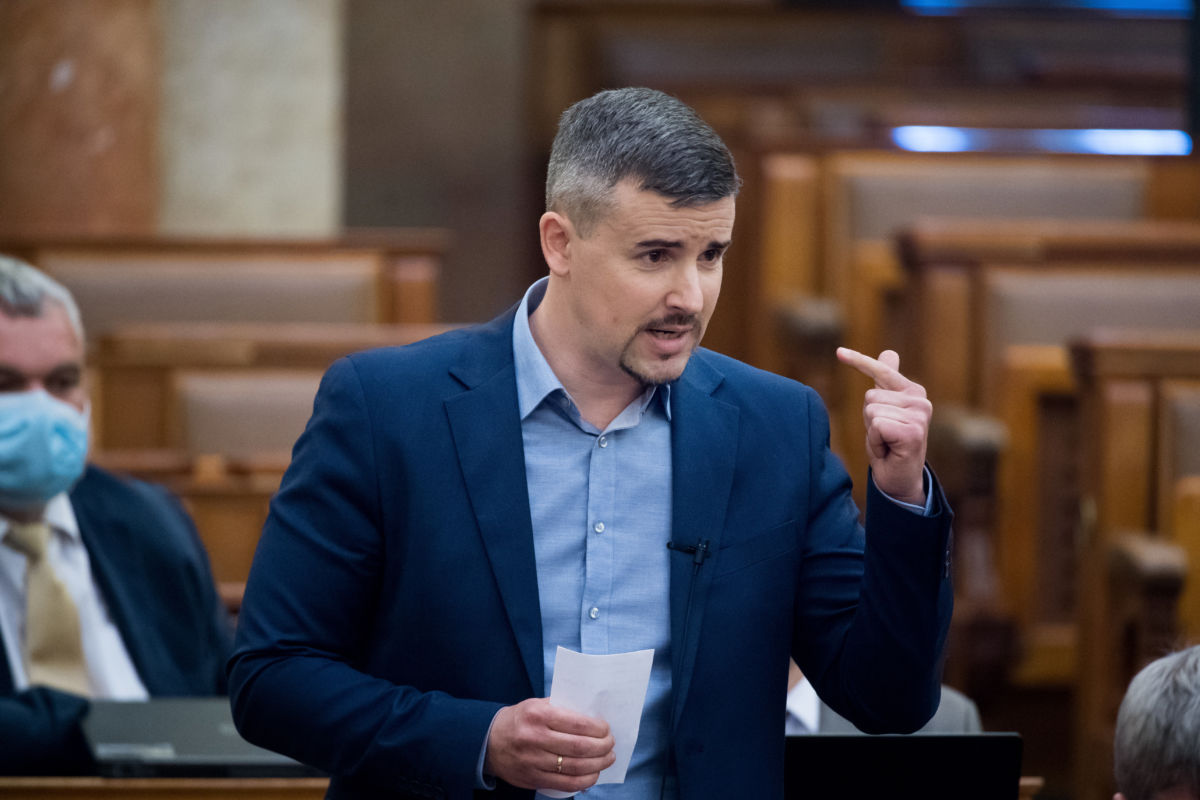 Jakab Péter, a Jobbik frakcióvezetője napirend előtt szólal fel az Országgyűlés plenáris ülésén 2020. május 11-én.