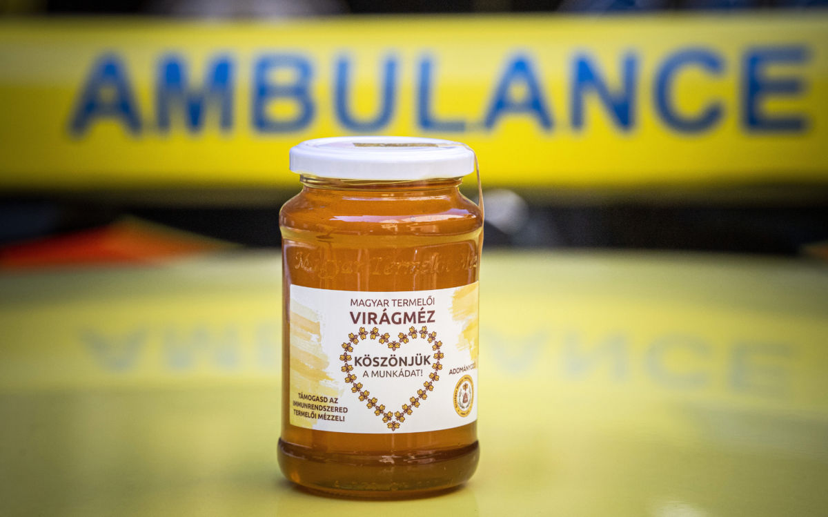 Egy üveg méz az egészségügyi dolgozóknak felajánlott méz átadásán, az önkéntességet és adományozást koordináló akciócsoport sajtótájékoztatóján Budapesten, az Országos Mentőszolgálat Főigazgatósága udvarán 2020. május 6-án.