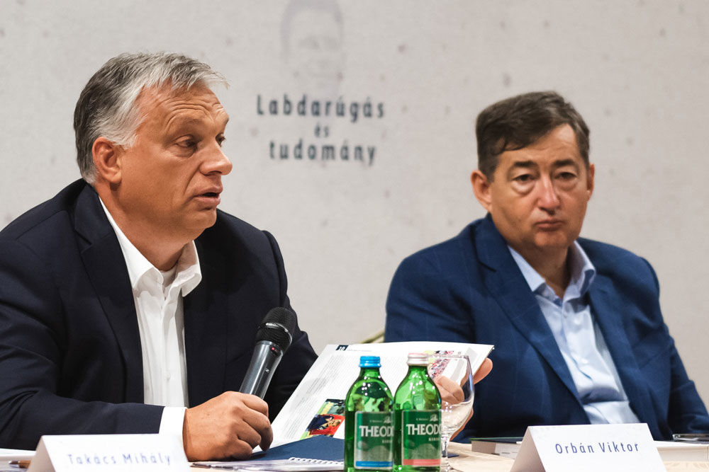Orbán Viktor miniszterelnök és Mészáros Lőrinc, a Puskás Akadémia kuratóriumának elnöke a Labdarúgás és tudomány című tanulmánykötetet bemutatóján.
