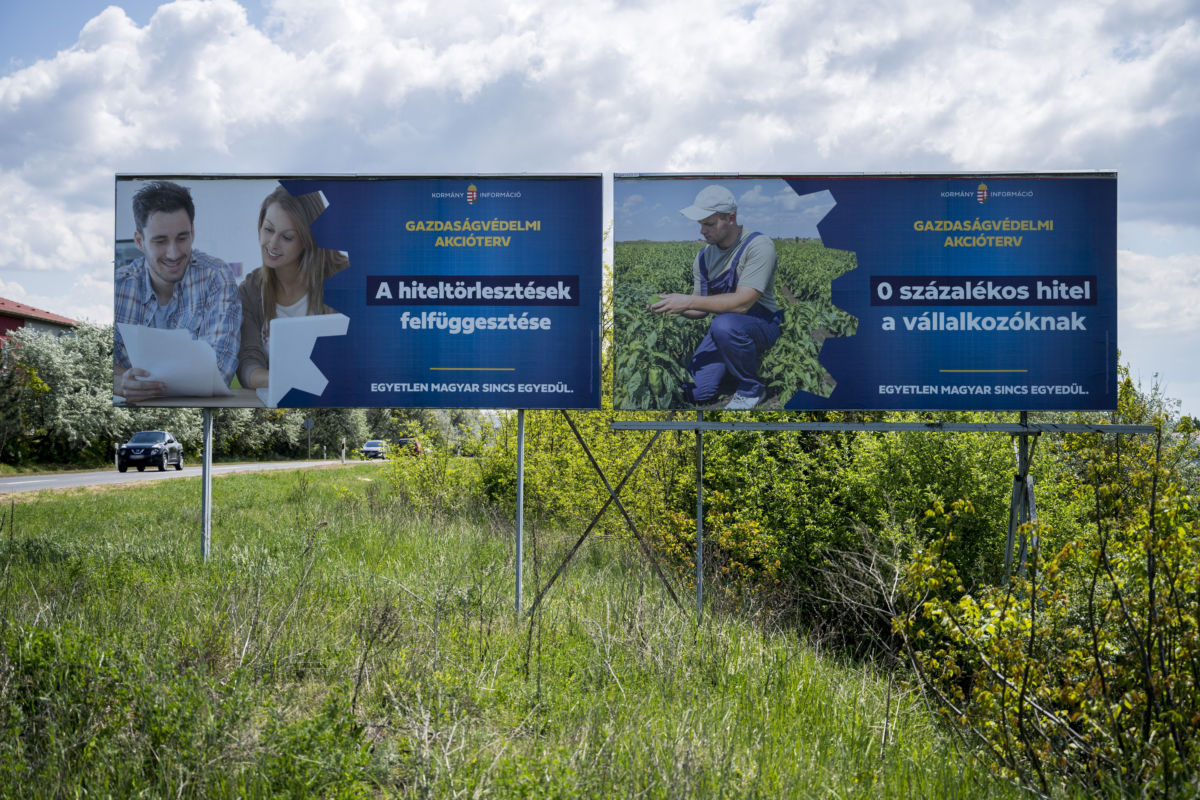 A koronavírus-járvány miatt elindított gazdaságvédelmi akciótervet népszerűsítő óriásplakátok Pécsen 2020. május 3-án.