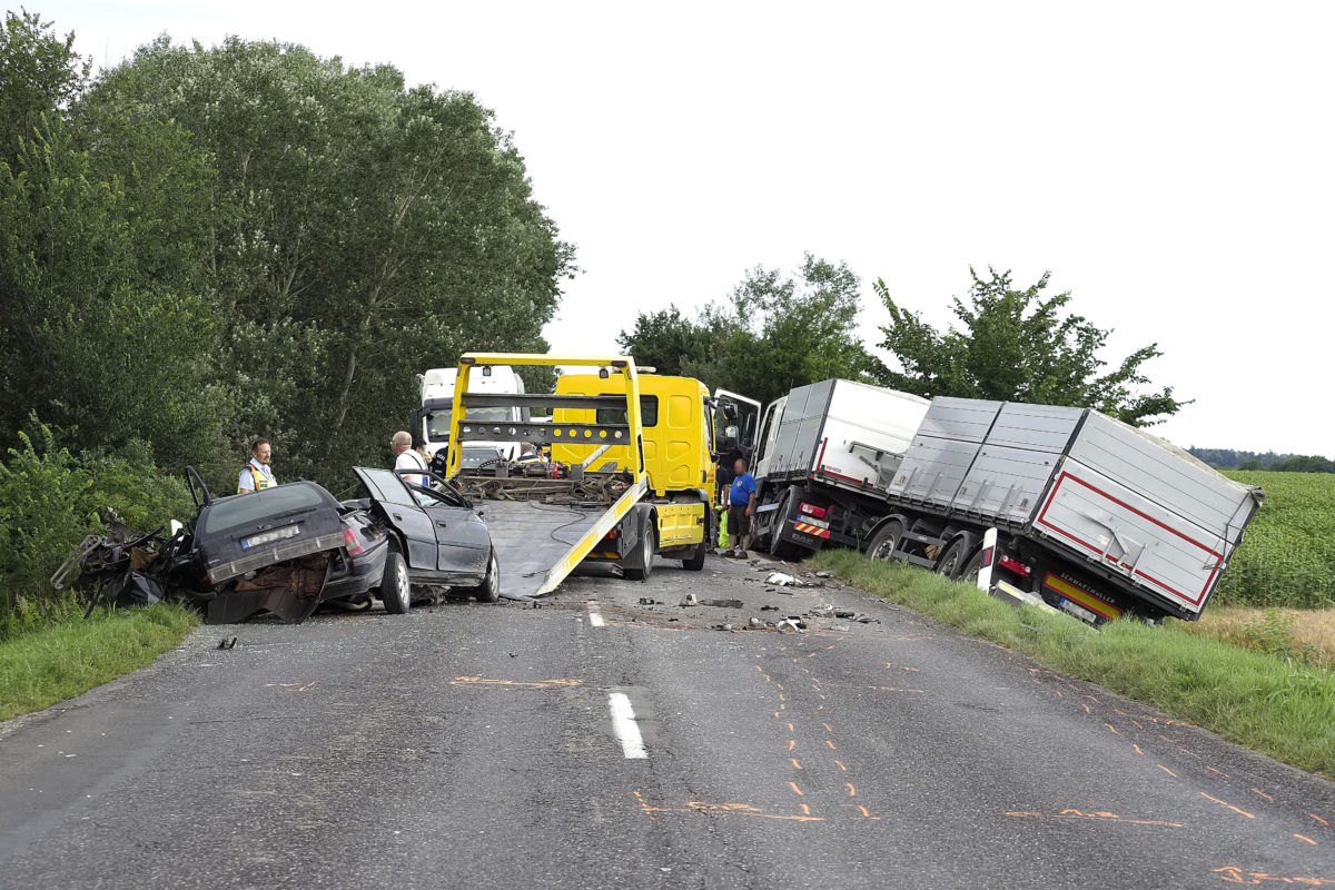 Rendőrségi helyszínelés az 51-es főút 141-es kilométerénél, Dusnok és Sükösd között, ahol összeütközött egy személyautó és egy kamion 2020. június 30-án.