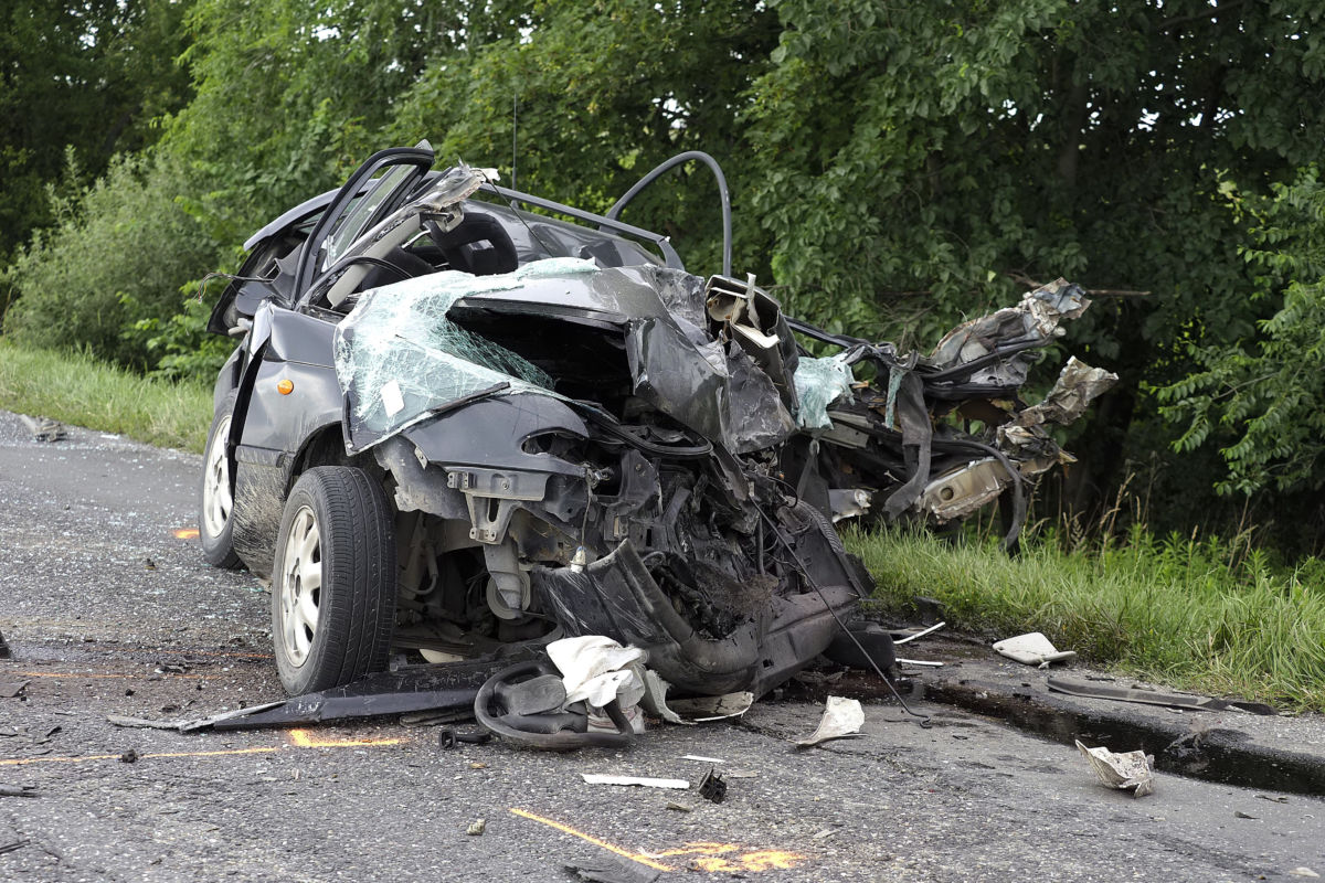 Összeroncsolódott személyautó, miután kamionnal ütközött az 51-es főút 141-es kilométerénél, Dusnok és Sükösd között, ahol összeütközött egy személyautó és egy kamion 2020. június 30-án.