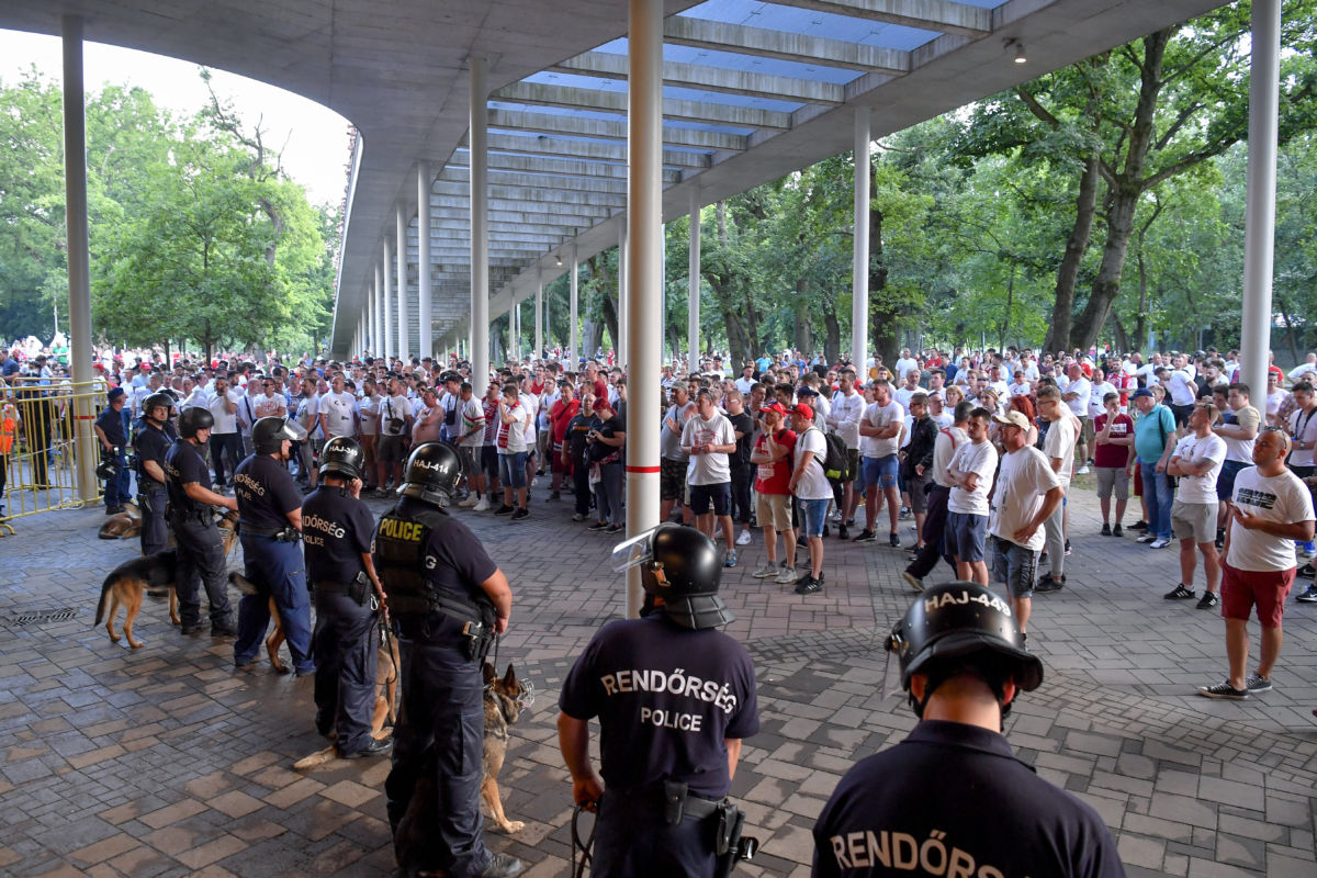 Debreceni szurkolók és rendőrök a labdarúgó OTP Bank Liga 33., utolsó fordulójában játszott Debreceni VSC –Paksi FC mérkőzés után a debreceni Nagyerdei Stadionnál 2020. június 27-én.