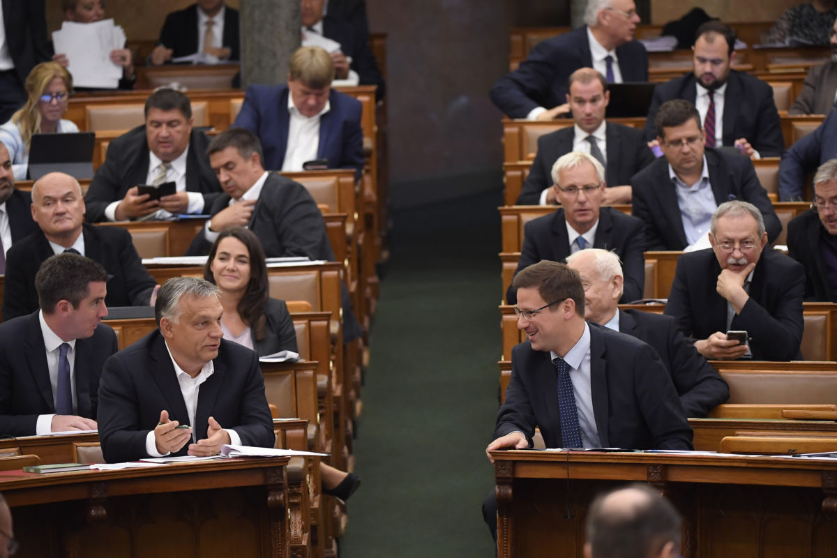 Orbán Viktor miniszterelnök és Gulyás Gergely miniszterelnökséget vezető miniszter (első sor, b-j) a veszélyhelyzet megszüntetéséről szóló törvényjavaslat végszavazása után az Országgyűlés plenáris ülésén 2020. június 16-án. A képviselők 192 igen szavazattal, egyhangúlag hagyták jóvá az indítványt.